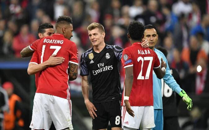 Nach dem Spiel: Toni Kroos Real Madrid zwischen Jerome Boateng FC Bayern München und David Alaba FC Bayern München fairplay Gestik, Geste FC Bayern München FCB vs Real Madrid CF El Real La Real UEFA Champions-League CL Viertelfinale Hinspiel Spiel 1 Saison 2016 2017 München Allianz Arena 12.04.2017 FC Bayern München FCB vs Real Madrid CF