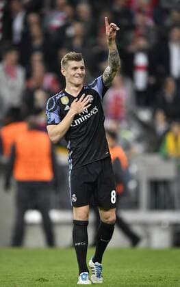 Nach dem Spiel: Toni Kroos Real Madrid Gestik, Geste Gruß auf Tribüne schlägt mit Hand auf sein Herz FC Bayern München FCB vs Real Madrid CF El Real La Real UEFA Champions-League CL Viertelfinale Hinspiel Spiel 1 Saison 2016 2017 München Allianz Arena 12.04.2017 FC Bayern München FCB vs Real Madrid CF