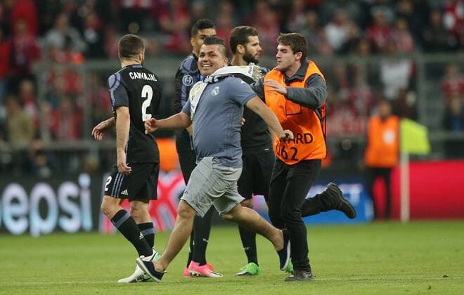 Fußball UEFA Champions League: FC Bayern Muenchen - Real Madrid , Saison 2016 2017, Viertelfinale, Hinspiel, quarter finals, first leg, 12.04.2017, xmdx, Flitzer auf dem Rasen zum Schlusspfiff FC Bayern Muenchen - Real Madrid