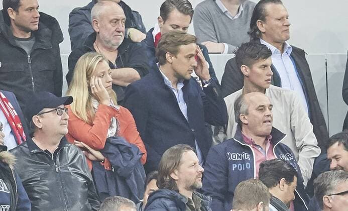 Angelique KERBER mit Begleiter Emotionen, enttaeuscht, Enttaeuschung, Frust, frustriert, Trauer ,traurig, verzweifelt, Verzweiflung FC BAYERN MUENCHEN - REAL MADRID Viertelfinale, Fussball UEFA Champions League, Muenchen, 12.04.2017 CL Saison 2016 2017