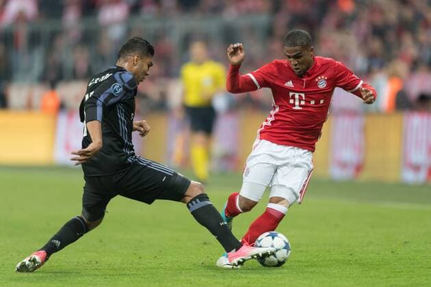SOCCER - CL, Bayern vs Madrid MUNICH,GERMANY,12.APR.17 - SOCCER - UEFA Champions League, quarterfinal, FC Bayern Muenchen vs Real Madrid CF. Image shows Casemiro (Madrid) and Douglas Costa (Bayern). GEPAxpictures xMarkusxFischer