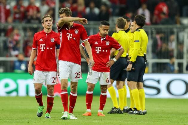 Munich, Germany 12.04.2017, UEFA Champions League - 2016 17 Season, Quarter Final: First leg, FC Bayern Muenchen - Real Madrid, Thomas Mueller (FCB) Philipp Lahm (FCB) Thiago Alcantara (FCB) enttaeuscht, enttaeuschung ( DeFodi048