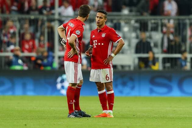 Munich, Germany 12.04.2017, UEFA Champions League - 2016 17 Season, Quarter Final: First leg, FC Bayern Muenchen - Real Madrid, Xabi Alonso (FCB) Thiago Alcantara (FCB) enttaeuscht, enttaeuschung ( DeFodi048