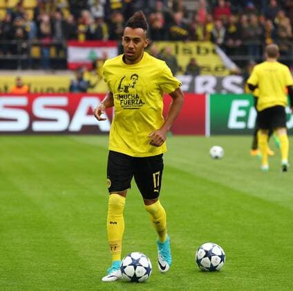 Mittwoch 12.04.2017, Saison 2016 2017, UEFA Champions League, Viertelfinale Hinspiel im Signal Iduna Park, BVB 09 Borussia Dortmund - AS Monaco, Pierre-Emerick Aubameyang (BVB) beim Aufwärmen mit einem Shirt für Marc Bartra Aregall (BVB)