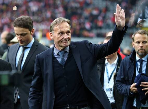 Mittwoch 12.04.2017, Saison 2016 2017, UEFA Champions League, Viertelfinale Hinspiel im Signal Iduna Park, BVB 09 Borussia Dortmund - AS Monaco, Hans-Joachim Watzke (BVB, Vorsitzender der Geschaeftsfuehrung) winkt zu den Fans