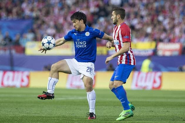 Shinji Okazaki of Leicester City Football Club competes for the ball with Koke Resurrecccion of Atletico de Madrid during the match of Champions LEague between Atletico de Madrid and LEicester City Football Club at Vicente Calderon Stadium in Madrid, Spain. April 12, 2017.  (20170412051)