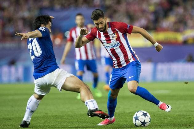 Shinji Okazaki of Leicester City Football Club competes for the ball with Yannick Ferreira Carrasco of Atletico de Madrid during the match of Champions LEague between Atletico de Madrid and LEicester City Football Club at Vicente Calderon Stadium in Madrid, Spain. April 12, 2017.  (20170412083)