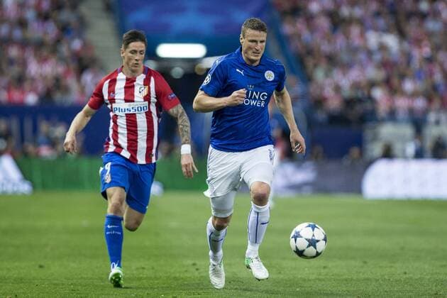 Fernando Torres of Atletico de Madrid competes for the ball with Robert Huth of Leicester City Football Club during the match of Champions LEague between Atletico de Madrid and LEicester City Football Club at Vicente Calderon Stadium in Madrid, Spain. April 12, 2017.  (20170412062)