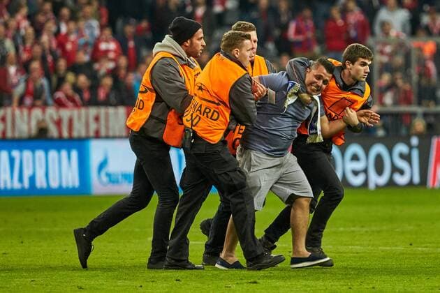 Munich, Germany 12.04.2017, UEFA Champions League - 2016 17 Season, Quarter Final: First leg, FC Bayern Muenchen - Real Madrid, Ein Fan von Real Madrid stuermte nach dem Schlusspfiff das Spielfeld und wird von den Ordnern abgefuehrt ( DeFodi501