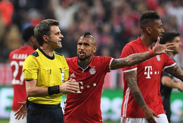 FUSSBALL CHAMPIONS LEAGUE SAISON 2016 2017 VIERTELFINALE HINSPIEL FC Bayern Muenchen - Real Madrid 12.04.2017 Arturo Vidal (re, FC Bayern Muenchen) reklamiert bei Schiedsrichter Nicola Rizzoli (li) 
