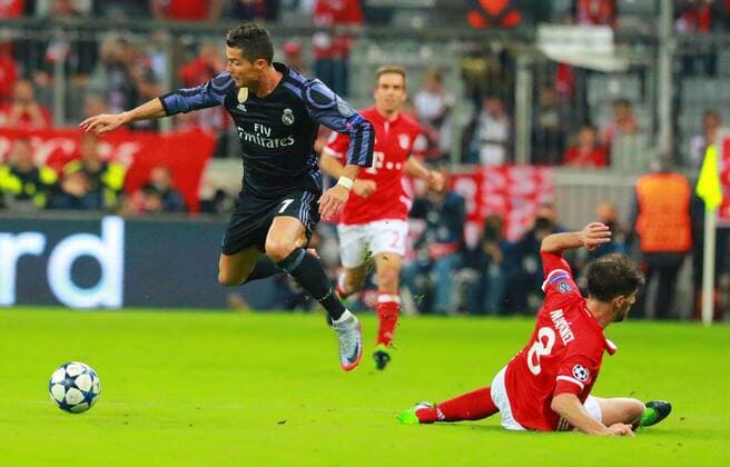 Javi Martinez (FCB) foult Christiano Ronaldo (Real) Fussball UEFA Champions League FC Bayern München - Real Madrid CF 12.04.2017