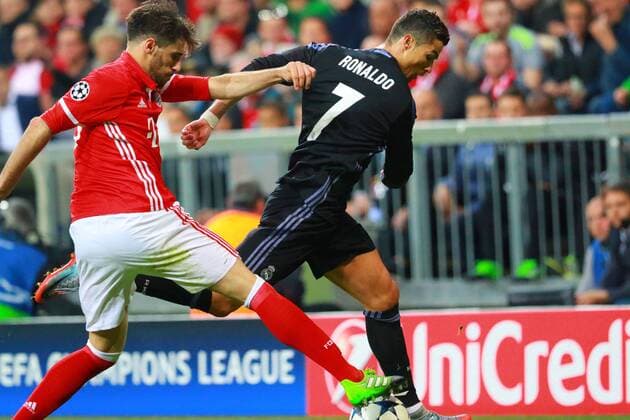 Javi Martinez (FCB) gegen Christiano Ronaldo (Real) Fussball UEFA Champions League FC Bayern München - Real Madrid CF 12.04.2017