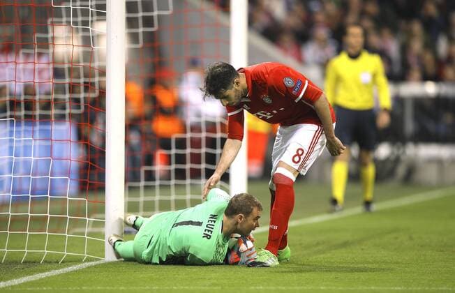 Foto: Manuel Neuer und Javi Martinez ( FCB ) Fussball - Championsleague am Mi. 12.04.2017 Viertelfinale, Bayern München - Real Madrid