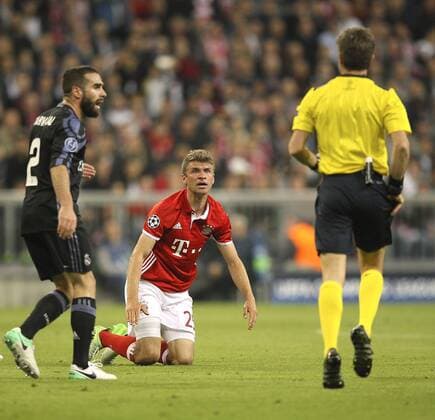 Foto: Verlierer Thomas Müller und Schiri Nicola Rizzoli Fussball - Championsleague am Mi. 12.04.2017 Viertelfinale, Bayern München - Real Madrid
