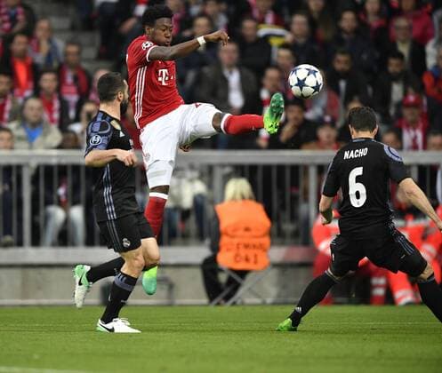 Zweikampf, Aktion David Alaba FC Bayern München gegen Karim Benzema Real Madrid und Nacho Fernandez Real Madrid FC Bayern München FCB vs Real Madrid CF El Real La Real UEFA Champions-League CL Viertelfinale Hinspiel Spiel 1 Saison 2016 2017 München Allianz Arena 12.04.2017 FC Bayern München FCB vs Real Madrid CF