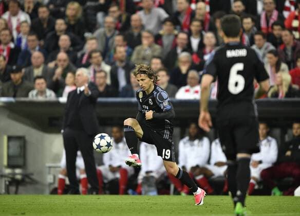 Luka Modric Real Madrid am Ball vor Trainer Coach Carlo Ancelotti FC Bayern München FC Bayern München FCB vs Real Madrid CF El Real La Real UEFA Champions-League CL Viertelfinale Hinspiel Spiel 1 Saison 2016 2017 München Allianz Arena 12.04.2017 FC Bayern München FCB vs Real Madrid CF