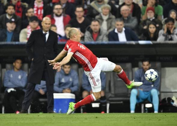 Arjen Robben FC Bayern München artistisch am Ball vor Trainer Coach Zinedine Zidane Real Madrid FC Bayern München FCB vs Real Madrid CF El Real La Real UEFA Champions-League CL Viertelfinale Hinspiel Spiel 1 Saison 2016 2017 München Allianz Arena 12.04.2017 FC Bayern München FCB vs Real Madrid CF
