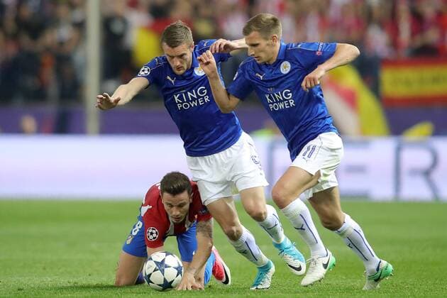 Atletico de Madrid s Saul Niguez (l) and Leicester City FC s Jamie Vardy (c) and Marc Albrighton (r) during Champions League 2016 2017 Quarter-finals 1st leg match. April 12,2017.  (20170412123)