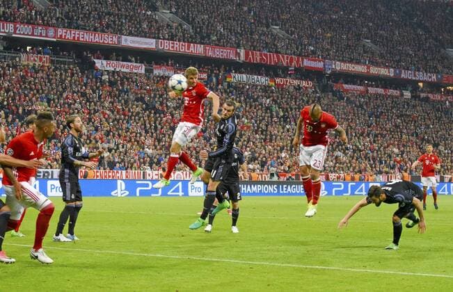 12.04.2017, Fussball Champions-League 2016 2017, Viertelfinale Hinspiel, FC Bayern München - Real Madrid, in der Allianz-Arena München. Kopfballtor zum 1:0 von Arturo Vidal (2.v.re, FC Bayern München). 