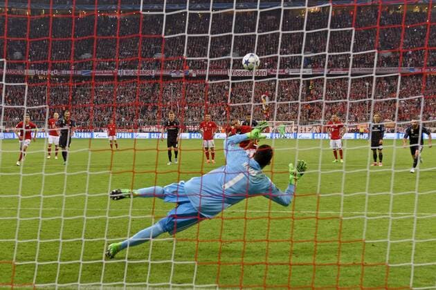 12.04.2017, Fussball Champions-League 2016 2017, Viertelfinale Hinspiel, FC Bayern München - Real Madrid, in der Allianz-Arena München. Arturo Vidal (FC Bayern München) vergibt den Elfmeter gegen Torwart Keylor Navas (Real Madrid) 