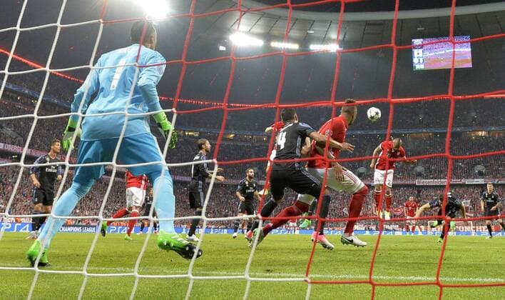 12.04.2017, Fussball Champions-League 2016 2017, Viertelfinale Hinspiel, FC Bayern München - Real Madrid, in der Allianz-Arena München. Kopfballtor zum 1:0 von Arturo Vidal (re, FC Bayern München). Torwart Keylor Navas (li, Real Madrid) ohne Chance. 