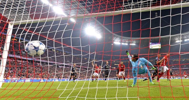 12.04.2017, Fussball Champions-League 2016 2017, Viertelfinale Hinspiel, FC Bayern München - Real Madrid, in der Allianz-Arena München. Kopfballtor zum 1:0 von Arturo Vidal (mitte, FC Bayern München). Torwart Keylor Navas (re, Real Madrid) ohne Chance. 
