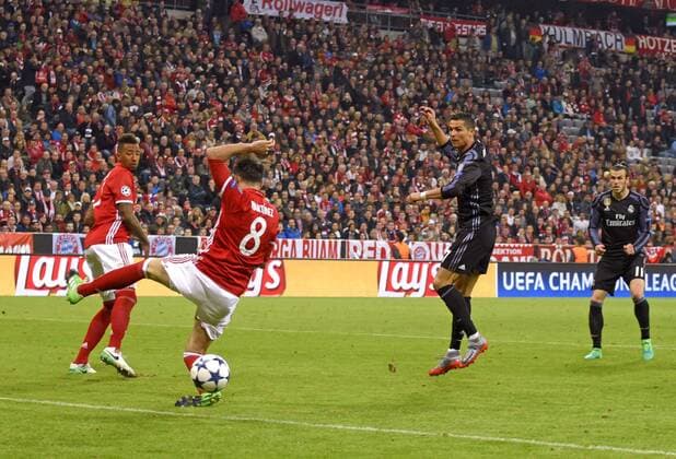 12.04.2017, Fussball Champions-League 2016 2017, Viertelfinale Hinspiel, FC Bayern München - Real Madrid, in der Allianz-Arena München. Torschuss zum 1:1 Ausgleich von Christiano Ronaldo (re, Real Madrid) gegen Javi Martinez (mitte, FC Bayern München) und Jerome Boateng (li, FC Bayern München). 