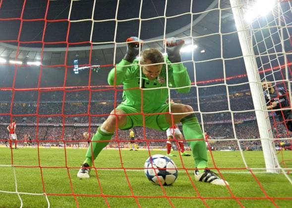 12.04.2017, Fussball Champions-League 2016 2017, Viertelfinale Hinspiel, FC Bayern München - Real Madrid, in der Allianz-Arena München. Torwart Manuel Neuer (FC Bayern München) ärgert sich über einen gegentreffer und drischt vor Wut auf den Ball ein. 