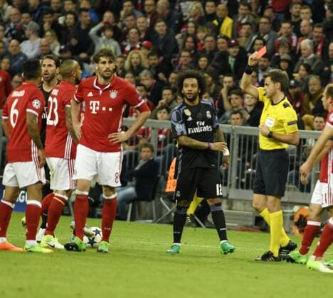 rote Karte für Javier Martinez in Aktion beim Fußball Champions League Heimspiel des FC Bayern München gegen Real Madrid am 12.04.2017 in München. rote Karte für Javier Martinez in Aktion beim Fußball Champions League Heimspiel des FC Bayern München gegen Real Madrid am 12.04.2017 in München.