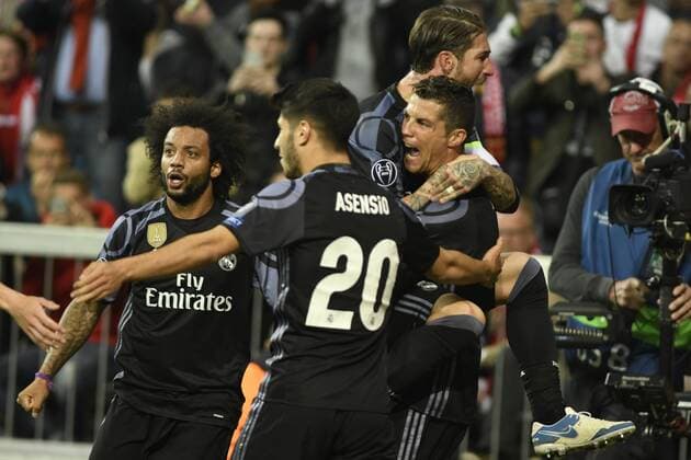Christiano Ronaldo (re) Torjubel zum 2:0 beim Fußball Champions League Heimspiel des FC Bayern München gegen Real Madrid am 12.04.2017 in München. Christiano Ronaldo (re) Torjubel zum 2:0 beim Fußball Champions League Heimspiel des FC Bayern München gegen Real Madrid am 12.04.2017 in München.