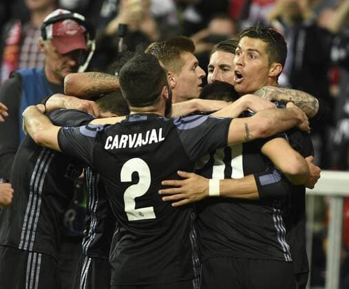 Christiano Ronaldo (re) und Toni Kroos Torjubel zum 2:0 beim Fußball Champions League Heimspiel des FC Bayern München gegen Real Madrid am 12.04.2017 in München. Christiano Ronaldo (re) und Toni Kroos Torjubel zum 2:0 beim Fußball Champions League Heimspiel des FC Bayern München gegen Real Madrid am 12.04.2017 in München.