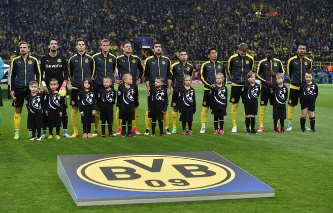 12.04.2017, Fussball, UEFA Champions League, Saison 2016 2017, Viertelfinale, Nachholspiel des am Vortages wegen des Terroranschlages auf den BVB Mannschaftsbus abgesagten Spiels, Borussia Dortmund - AS Monaco 2-3, Team Borussia Dortmund mit den Einlaufkindern, v.li., Marcel Schmelzer, Torwart Roman Buerki, Roman Bürki, Julian Weigl, Sven Bender, Lukasz Piszczek, Sokratis, Raphael Guerreiro, Raphaël Guerreiro, Shinji Kagawa, Matthias Ginter, Ousmane Dembele, Ousmane Dembele, Pierre-Emerick Aubameyang, Pierre Emerick Aubameyang.