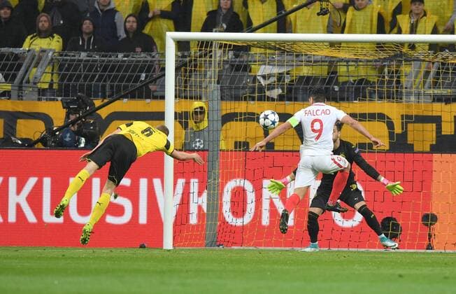 12.04.2017, Fussball, UEFA Champions League, Saison 2016 2017, Viertelfinale, Nachholspiel des am Vortages wegen des Terroranschlages auf den BVB Mannschaftsbus abgesagten Spiels, Borussia Dortmund - AS Monaco 2-3, Eigentor von Sven Bender (Borussia Dortmund), li., zum 0-2