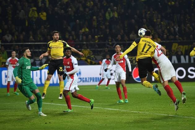 12.04.2017, Fussball, UEFA Champions League, Saison 2016 2017, Viertelfinale, Nachholspiel des am Vortages wegen des Terroranschlages auf den BVB Mannschaftsbus abgesagten Spiels, Borussia Dortmund - AS Monaco 2-3, Pierre-Emerick Aubameyang, Pierre Emerick Aubameyang (Borussia Dortmund), re., vergab mit diesem Kopfball das moegliche Tor zum 3-3