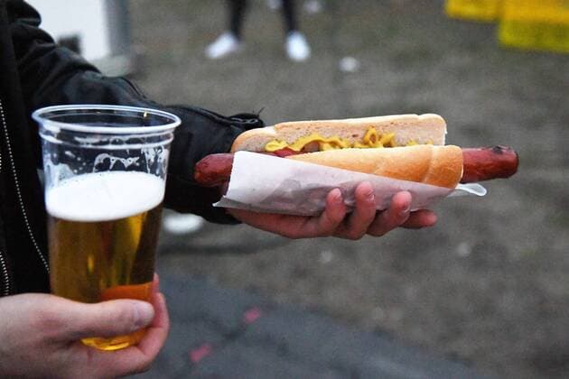 Fussball, UEFA Champions League, Saison 2016 2017, Viertelfinale, FC Bayern München vs Real Madrid, 12.04.2017, Allianzarena München, FC Bayern München, Bier und Bratwurst