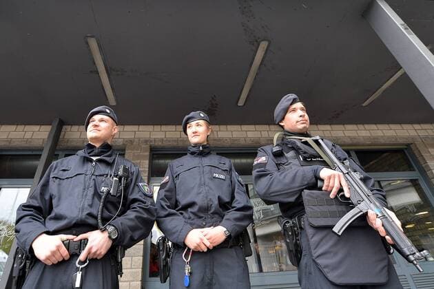 Dortmund, Signal Iduna Park, 12.04.17, Championsleague Wiederholungsspiel - Borussia Dortmund - AS Monaco - Sicherheitsaufgebot Bild: Polizisten mit Maschinenpistolen bewaffnet bewachen den Haupteingang des Stadions xDSCJPGx
