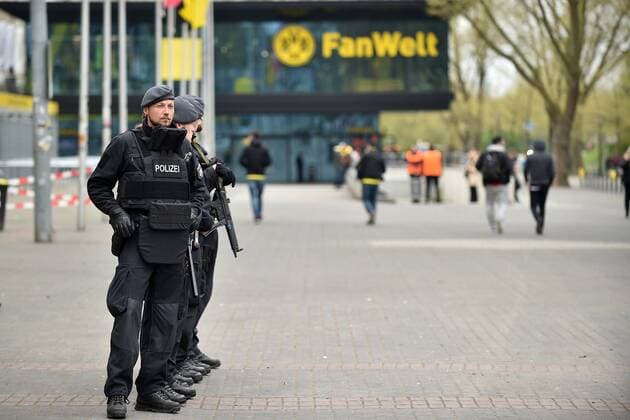 Dortmund, Signal Iduna Park, 12.04.17, Championsleague Wiederholungsspiel - Borussia Dortmund - AS Monaco - Sicherheitsaufgebot Bild: Polizisten mit Maschinenpistolen bewaffnet bewachen den Haupteingang des Stadions xsmmpJPGx