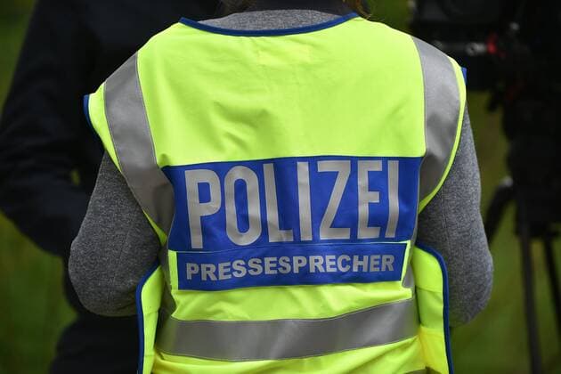 Dortmund, Signal Iduna Park, 12.04.17, Championsleague Wiederholungsspiel - Borussia Dortmund - AS Monaco - Sicherheitsaufgebot Bild: Warnweste mit Aufschrift Pressesprecher Polizei xsmmpJPGx