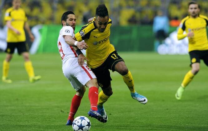 Fussball, UEFA Champions League, Herren, Saison 2016 2017, Viertelfinale Hinspiel, Signal Iduna Park Dortmund, Bor. Dortmund (gelb) - AS Monaco (rot) 2:3; Pierre-Emerick Aubameyang (BVB), Joao Moutinho (Monaco), Aktion.