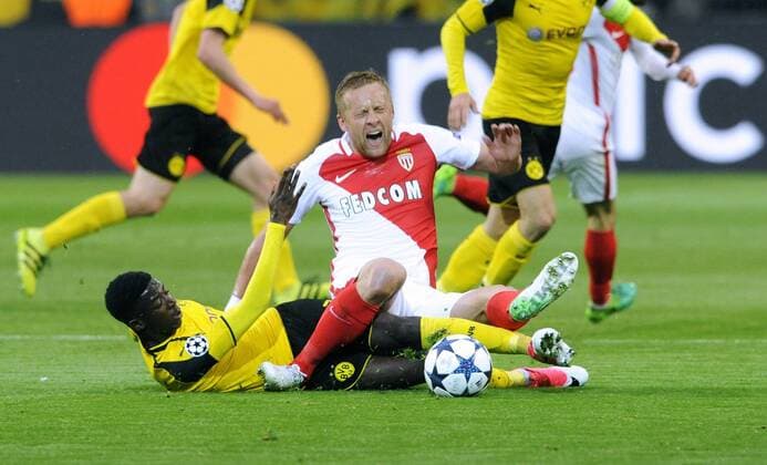 Fussball, UEFA Champions League, Herren, Saison 2016 2017, Viertelfinale Hinspiel, Signal Iduna Park Dortmund, Bor. Dortmund (gelb) - AS Monaco (rot) 2:3; Kamil Glik (Monaco), Ousmane Dembele (BVB), Aktion.