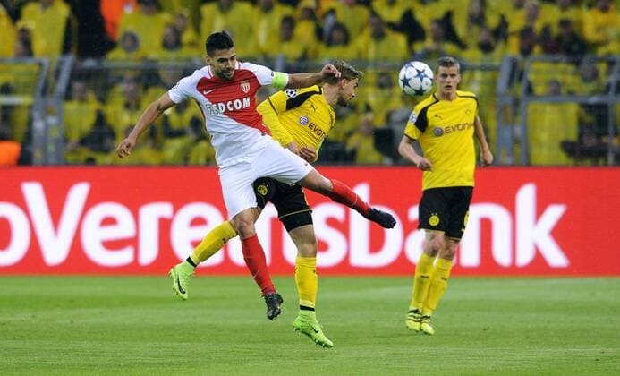 Fussball, UEFA Champions League, Herren, Saison 2016 2017, Viertelfinale Hinspiel, Signal Iduna Park Dortmund, Bor. Dortmund (gelb) - AS Monaco (rot) 2:3; Radamel Falcao (Monaco), Marcel Schmelzer (BVB), Aktion.