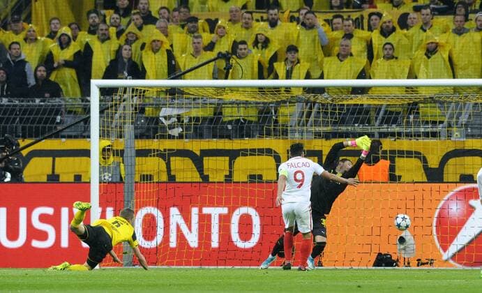 Fussball, UEFA Champions League, Herren, Saison 2016 2017, Viertelfinale Hinspiel, Signal Iduna Park Dortmund, Bor. Dortmund (gelb) - AS Monaco (rot) 2:3; Eigentor Sven Bender (BVB) zum 0:2, daneben Radamel Falcao (Monaco), Roman Bürki (BVB), Aktion.