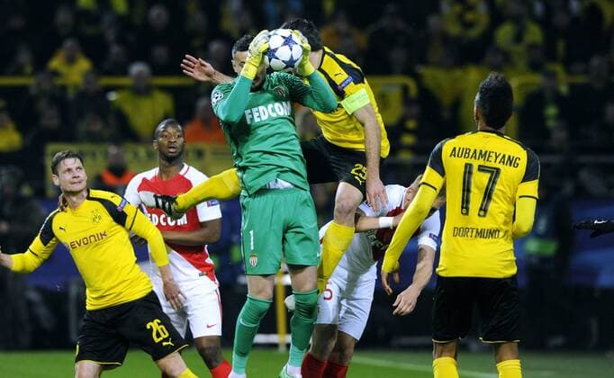 Fussball, UEFA Champions League, Herren, Saison 2016 2017, Viertelfinale Hinspiel, Signal Iduna Park Dortmund, Bor. Dortmund (gelb) - AS Monaco (rot) 2:3; Danijel Subasic (Monaco), Sokratis (BVB), Kamil Glik (Monaco), Aktion.