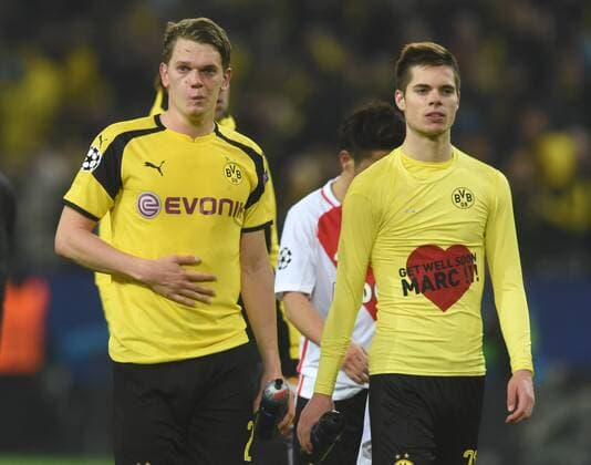Championsleague Viertelfinale: Borussia Dortmund - AS Monaco 12.04.2017. Julian Weigl (BvB re.) nach dem Schlußpfiff mit Genesungswünschen für Marc Bartra auf dem T-Shirt. Li: Matthias Ginter. HM