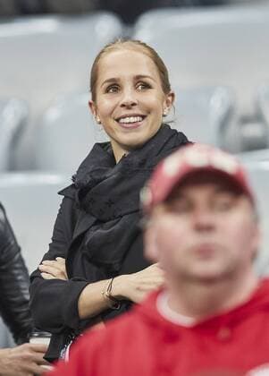 Nina Weiss Freundin von Manuel Neuer, Spielerfrau, junge hübsche Frau, Maedchen, sexy, aufreizend, Figur, hübsch, lacht, attraktiv, Mode, fashion, Schmuck, Tasche, Schminke, FC BAYERN MUENCHEN - REAL MADRID 1-2 Viertelfinale, Fussball UEFA Champions League, Muenchen, 12.04.2017 CL Saison 2016 2017