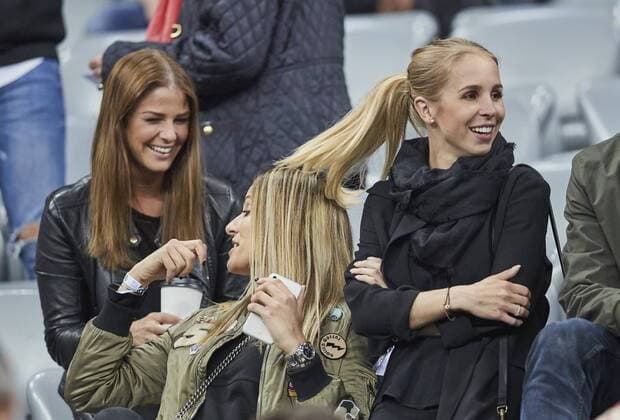 rechts Nina Weiss Freundin von Manuel Neuer, links Lina, Freundin von Joshua KIMMICH, FCB 32 Spielerfrau, junge hübsche Frau, Maedchen, sexy, aufreizend, Figur, hübsch, lacht, attraktiv, Mode, fashion, Schmuck, Tasche, Schminke, FC BAYERN MUENCHEN - REAL MADRID 1-2 Viertelfinale, Fussball UEFA Champions League, Muenchen, 12.04.2017 CL Saison 2016 2017