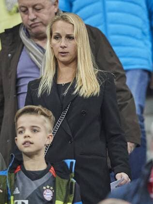 Arjen Robben Familie, Ehefrau Bernadien, Spielerfrau, junge hübsche Frau, Maedchen, sexy, aufreizend, Figur, hübsch, lacht, attraktiv, Mode, fashion, Schmuck, Tasche, Schminke, FC BAYERN MUENCHEN - REAL MADRID 1-2 Viertelfinale, Fussball UEFA Champions League, Muenchen, 12.04.2017 CL Saison 2016 2017