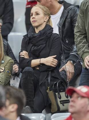 Nina Weiss Freundin von Manuel Neuer, Spielerfrau, junge hübsche Frau, Maedchen, sexy, aufreizend, Figur, hübsch, lacht, attraktiv, Mode, fashion, Schmuck, Tasche, Schminke, FC BAYERN MUENCHEN - REAL MADRID 1-2 Viertelfinale, Fussball UEFA Champions League, Muenchen, 12.04.2017 CL Saison 2016 2017