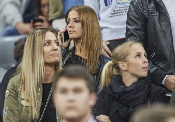Lina, Freundin von Joshua KIMMICH, FCB 32 mit Handy Spielerfrau, junge hübsche Frau, Maedchen, sexy, aufreizend, Figur, hübsch, lacht, attraktiv, Mode, fashion, Schmuck, Tasche, Schminke, FC BAYERN MUENCHEN - REAL MADRID 1-2 Viertelfinale, Fussball UEFA Champions League, Muenchen, 12.04.2017 CL Saison 2016 2017