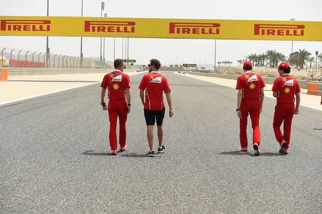 Sebastian Vettel (Scuderia Ferrari) besichtigt mit Teammitgliedern die Strecke, Grosser Preis von Bahrain 2017, Media Day, Motorsport, Formel 1, 13.04.2017, Sachir Copyright: xAndre Eibner-Pressefotox EP_JAE